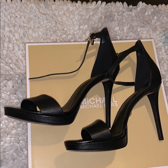 MICHAEL Michael Kors Shoes - Michael Kors Hutton Leather Sandal